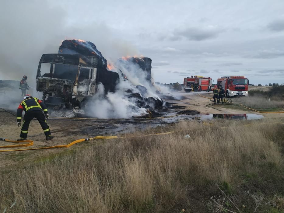 Las imágenes del incendio de un camión en N-122, a la altura de Muelas del Pan