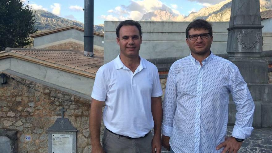 Jaume Bestard y Toni Fiolet, de El Pi, frente a la chimenea del horno.