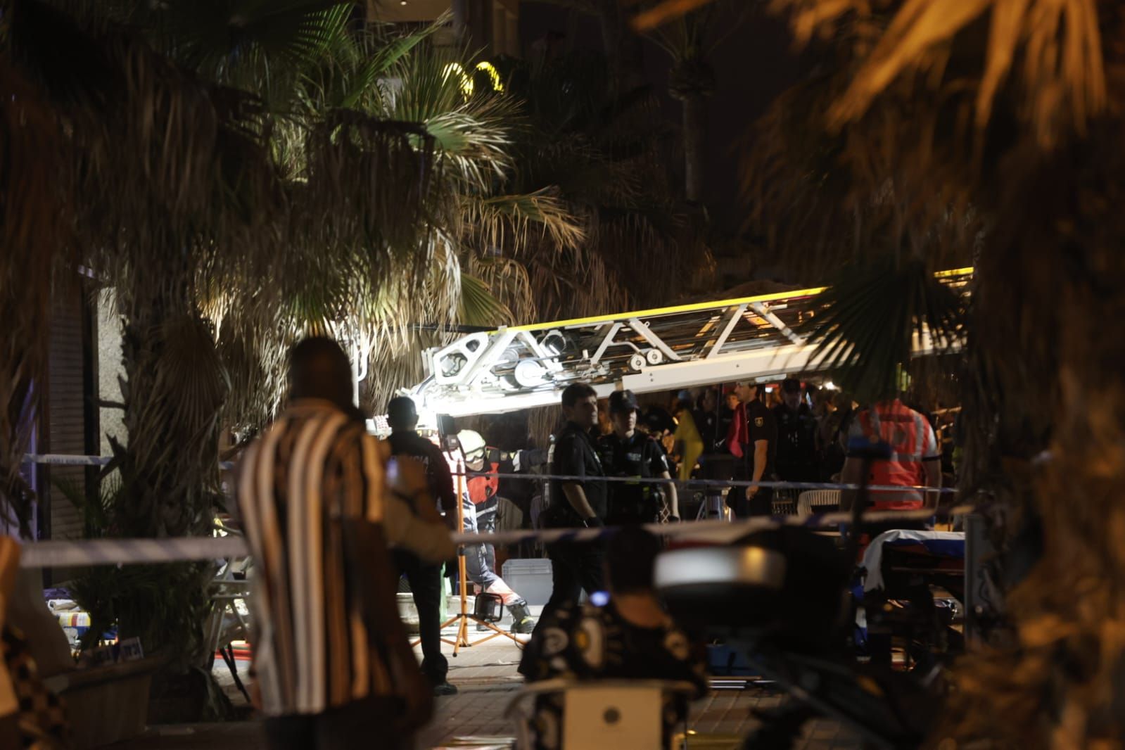 Al menos un fallecido y un herido muy grave tras derrumbarse una planta de un edificio de Playa de Palma