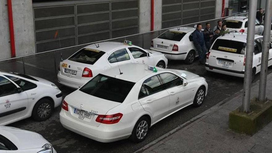 El gobierno local apoya las demandas de los taxistas