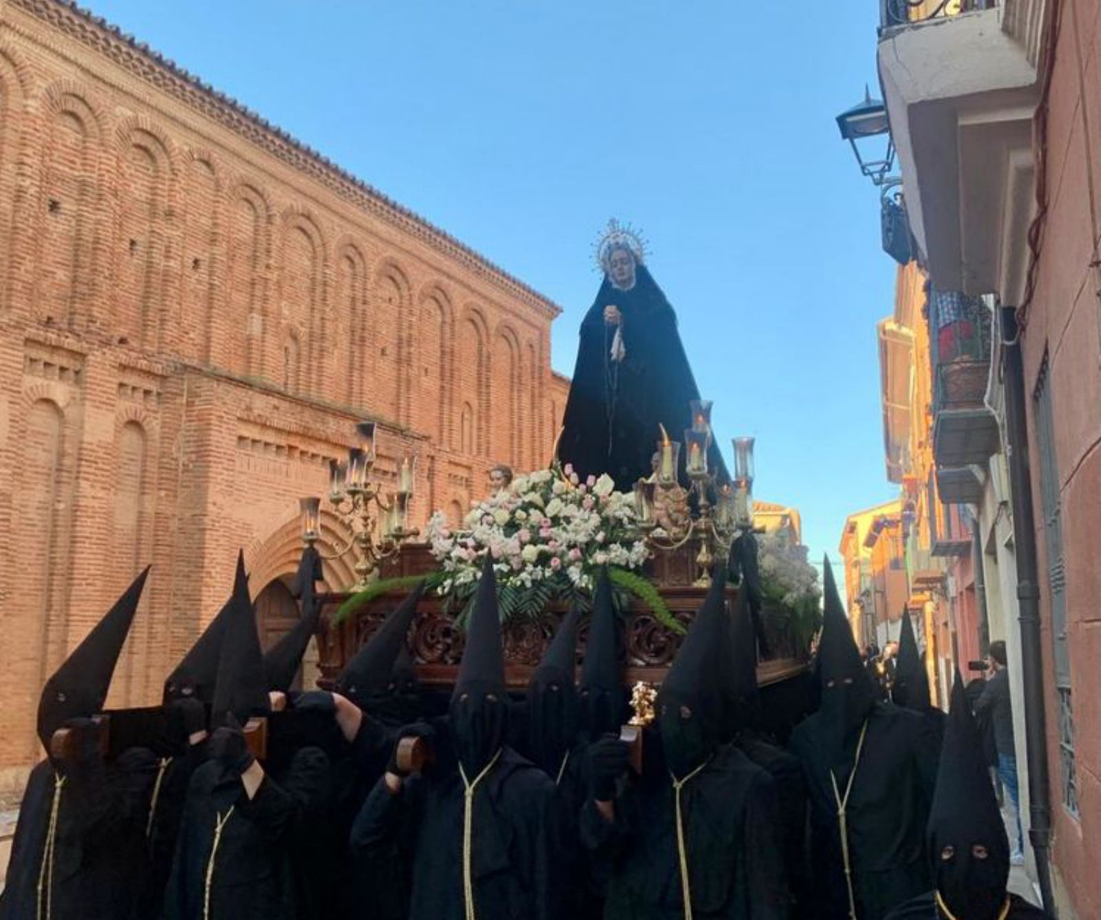 Los toresanos consuelan a la madre de Jesús