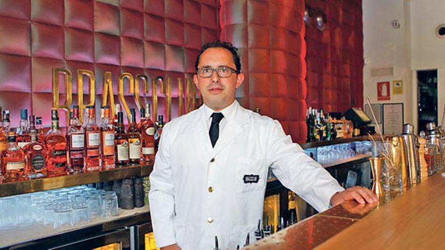 El barman Rafa Martín posa en su bar Brassclub, ubicado en Passeig Mallorca.