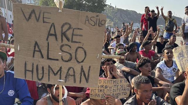 Migrants arribats del Marroc, acampats a la platja del Trampolín, ahir a Ceuta. | LAURA RINCÓN / EFE