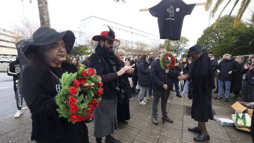 La comitiva de protesta en la zona del campus de Pontevedra.