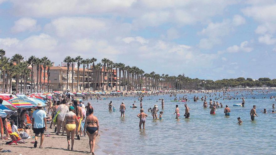 Bañistas y veraneantes en la playa del Espejo de Los Alcázares durante un fin de semana.