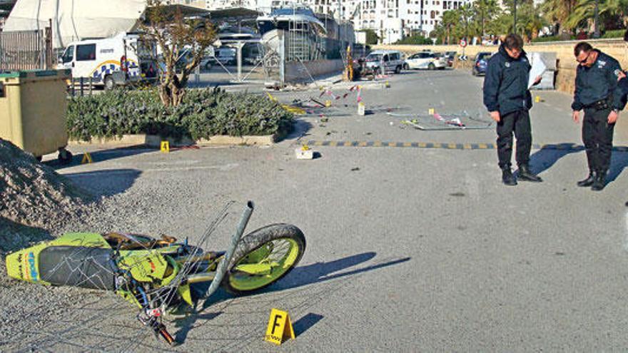 El ciclomotor que conducía la víctima y que colisionó contra las vallas en Santa Eulària.