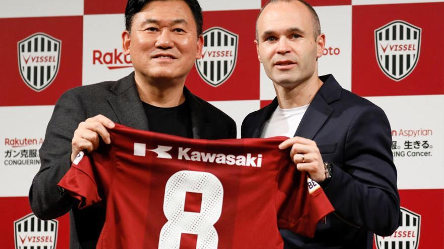 Iniesta fue presentado junto al dueño del club Hiroshi Mikitani en un acto al que acudieron 300 periodistas.