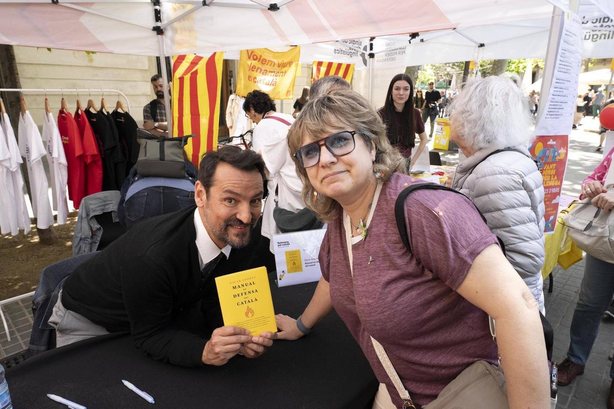 Barcelona 23/4/2026 Diada de Sant Jordi Marissa en la firma de libro de Oscar Andreu Fotografía de Ferran Nadeu