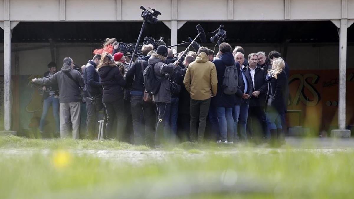 Los periodistas rodean a François Fillon durante una visita a Calais.