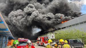 Un incendio deja una llamativa humareda en la planta de Montesa Honda de Santa Perpètua de Mogoda