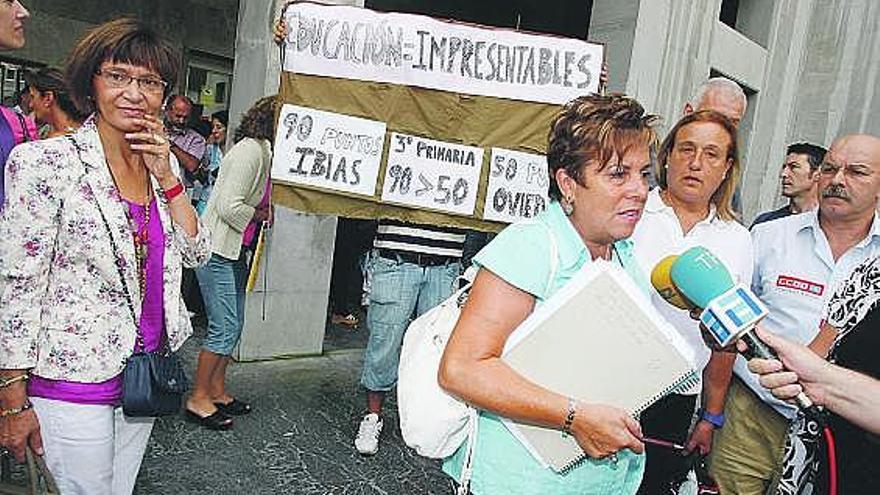 Profesores concentrados a las puertas de la Consejería de Educación atienden a los medios de comunicación.