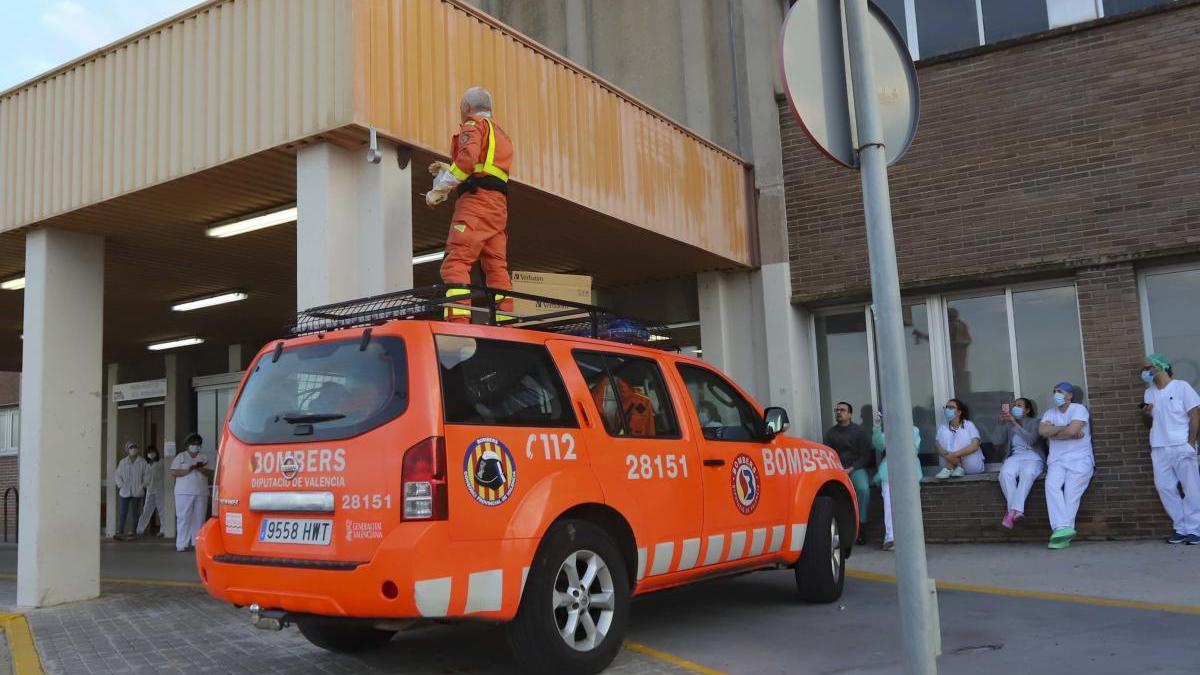 Un bombero, al retirar un enjambre en el hopital comarcal.