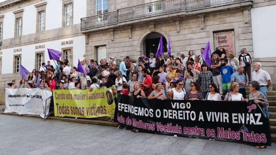 Participantes en la manifestación de ayer ante el Marco. // J. Lores