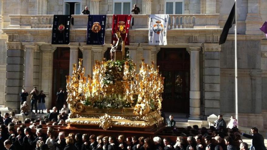 La Virgen frente al Consistorio.