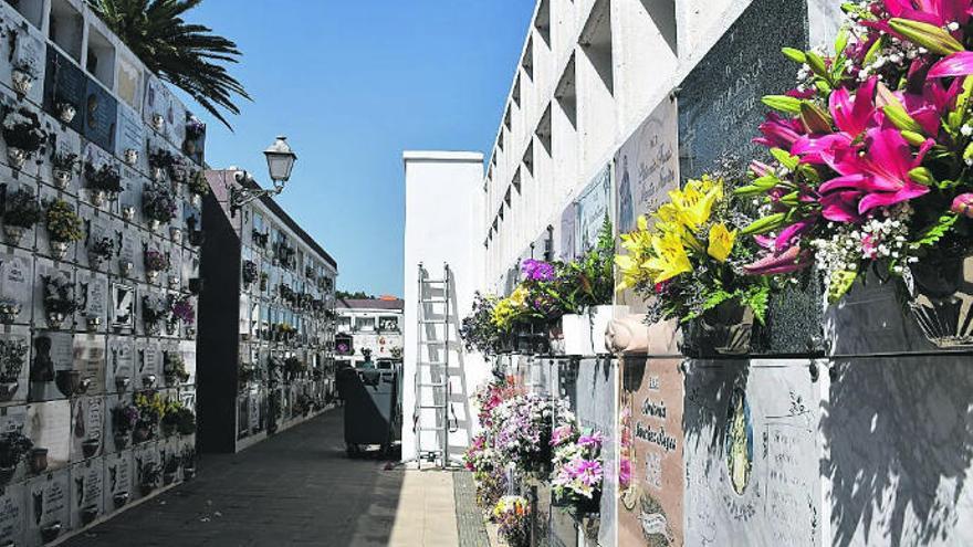 Los cementerios abren a las flores