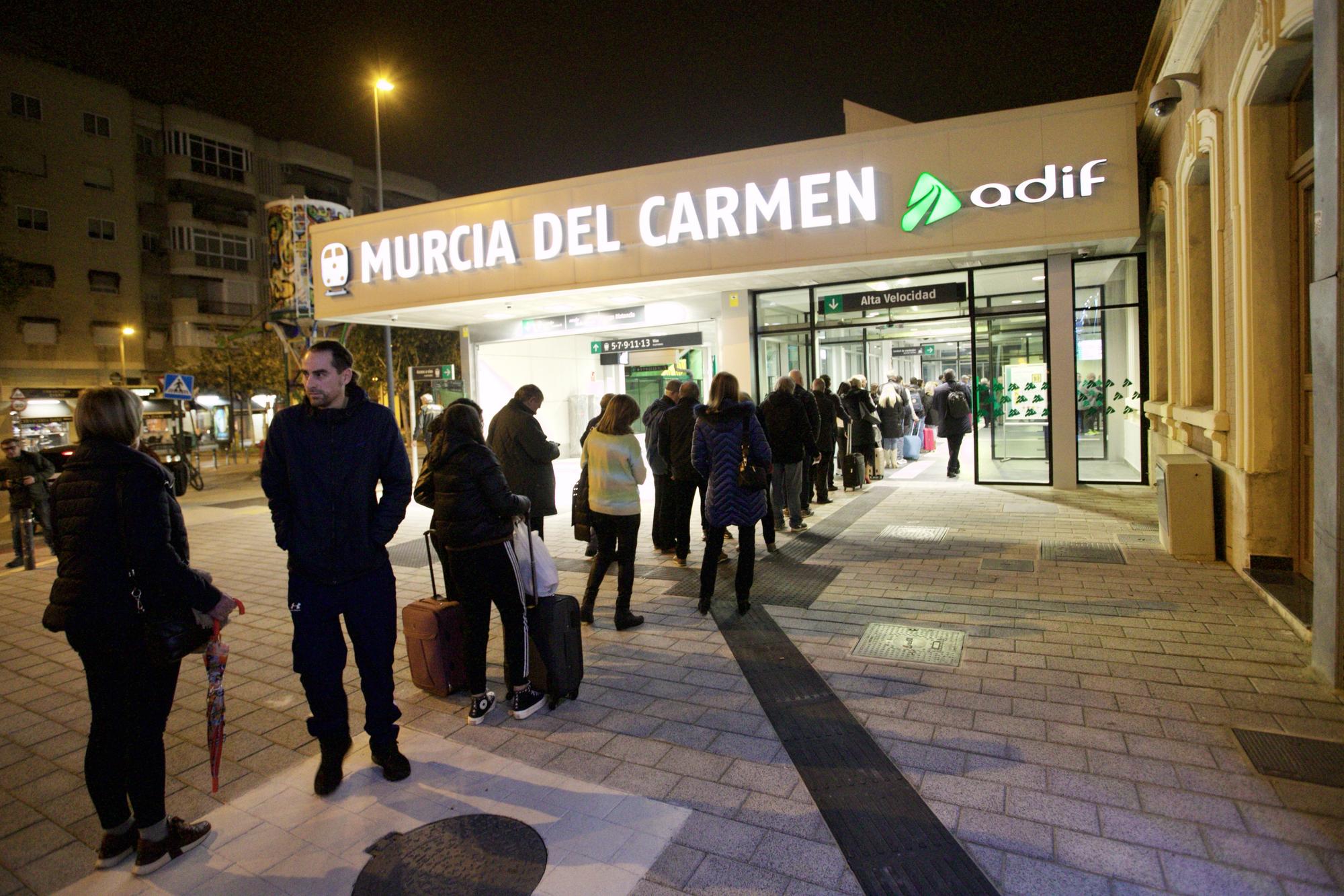 Así ha sido el primer día del AVE Murcia-Madrid y de Cercanías Avant en la estación del Carmen