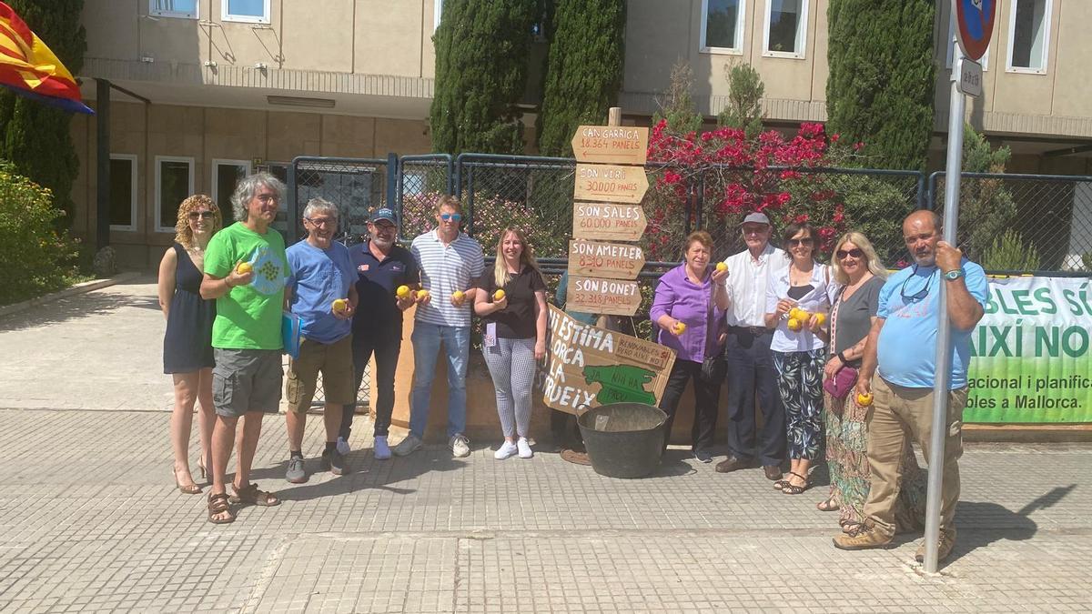 Vecinos de Can Garriga se muestran preocupados por los proyectos que amenazan su tranquilidad.