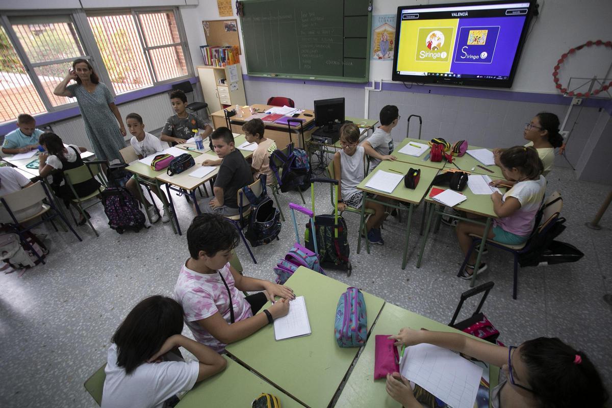 Valencia. Inicio del curso escolar, CEIP El Grau. Alumnos en clase. Archivo