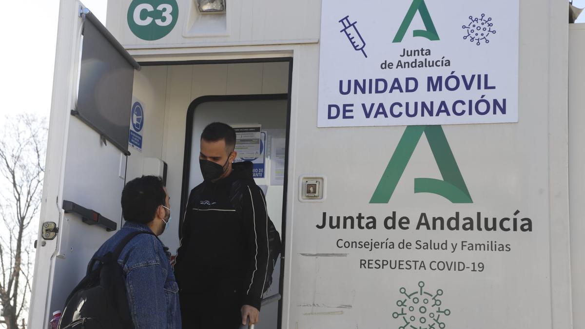 Alumnos que han acudido a vacunarse frente al coronavirus en la unidad móvil instalada este martes en Rabanales.