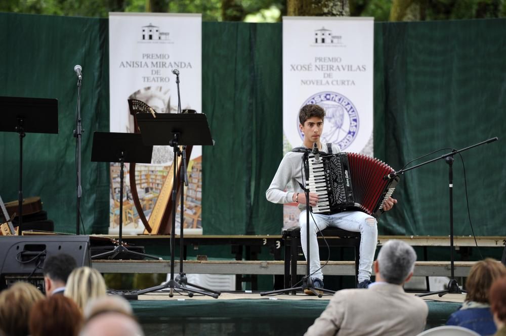 La Fundación Xosé Neiras Vilas celebra hoy su Xuntanza de Confraternidade con motivo del XXV aniversario de su creación. Hasta las Ínsuas de Gres (Vila de Cruces) se acercaron diferentes artistas.