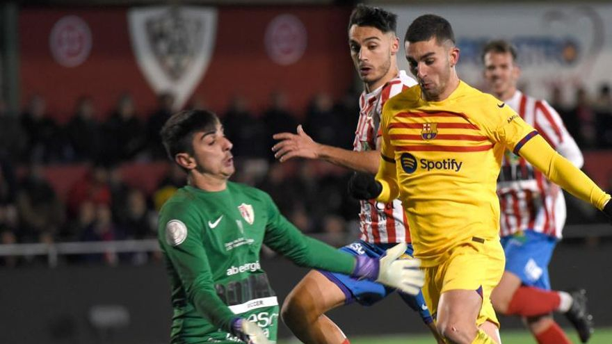 Fàbrega davant el blaugrana Ferran Torres, en el primer partit que va jugar contra el Barça a la Copa del Rei.