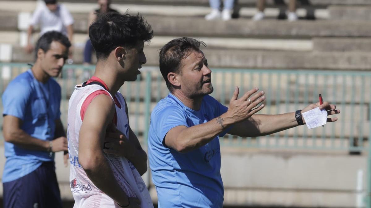 Manuel Mosquera, junto a Marco Camus durante una sesión de trabajo de esta semana.