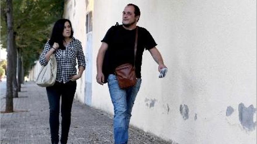 Els diputats de la CUP David Fernández i Isabel Vallet, ahir, arribant al Palau de Pedralbes.