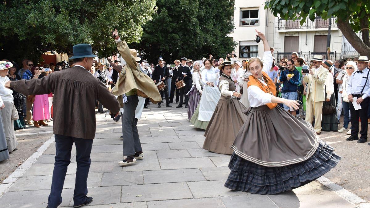 Bailes tradicionales durante la Feria Modernista de Alcoy