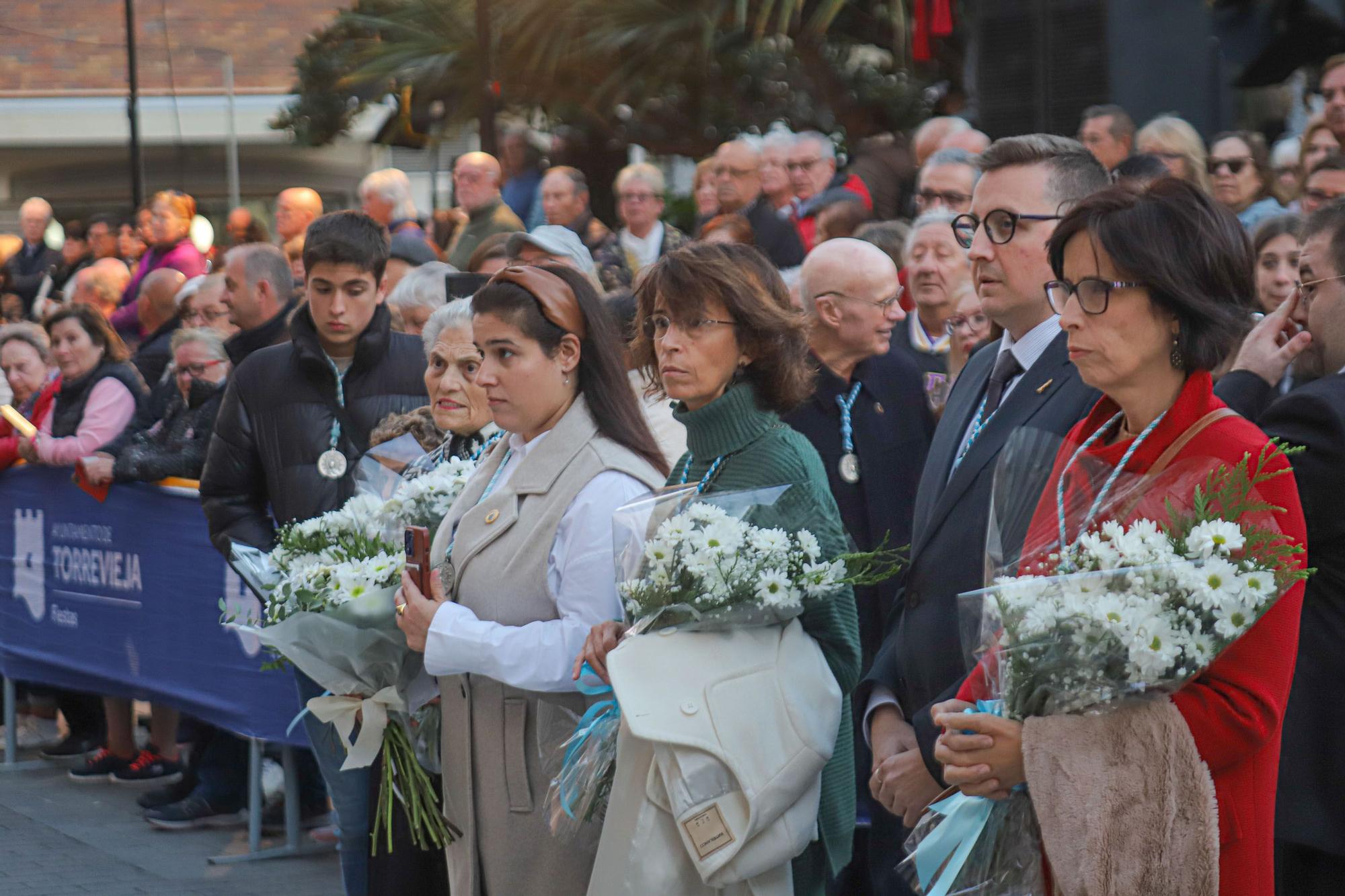 Más de 70 entidades y asociaciones participan en la multitudinaria ofrenda a la patrona que vistió de flores la fachada de iglesia de la Inmaculada Concepción