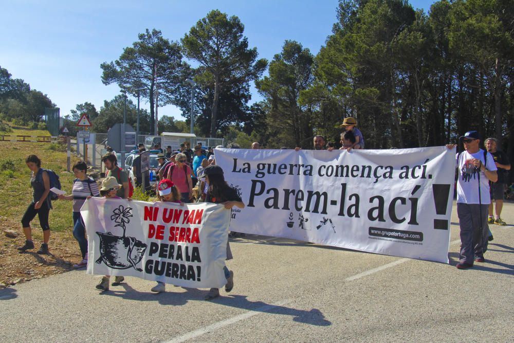 25 personas piden la desmilitarización en Aitana