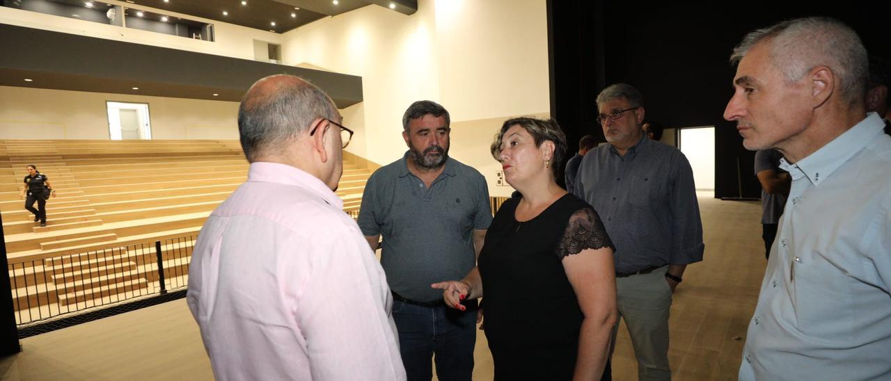 La consellera de Cultura, Raquel Tamarit, junto al alcalde de Crevillent, José Manuel Penalva, en las instalaciones del nuevo Teatro Chapí