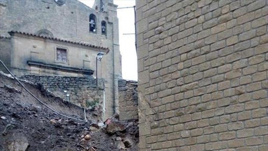 Se derrumba un muro del castillo y afloran restos óseos