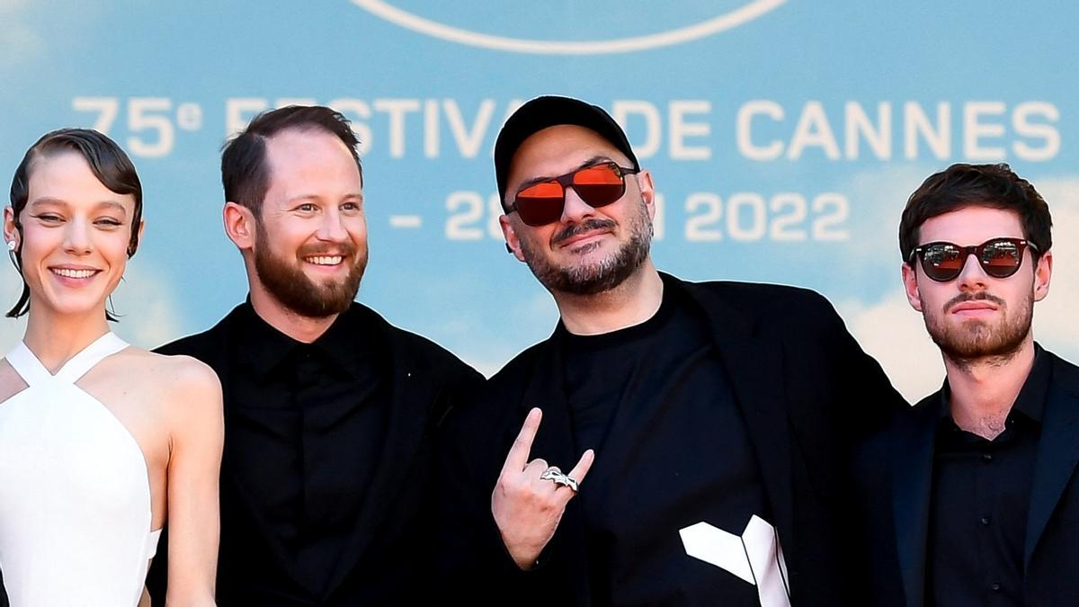 El director Kirill Serebrennikov, con los actores Alyona Mikhailova, Odin Lund Biro y Filipp Avdeev, tras presentar 'Tchaikovsky's wife', en Cannes