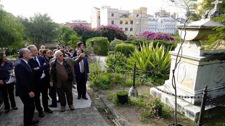 El alcalde de Málaga, Francisco de la Torre, y el embajador británico, Simon Manley, en el Cementerio Inglés.