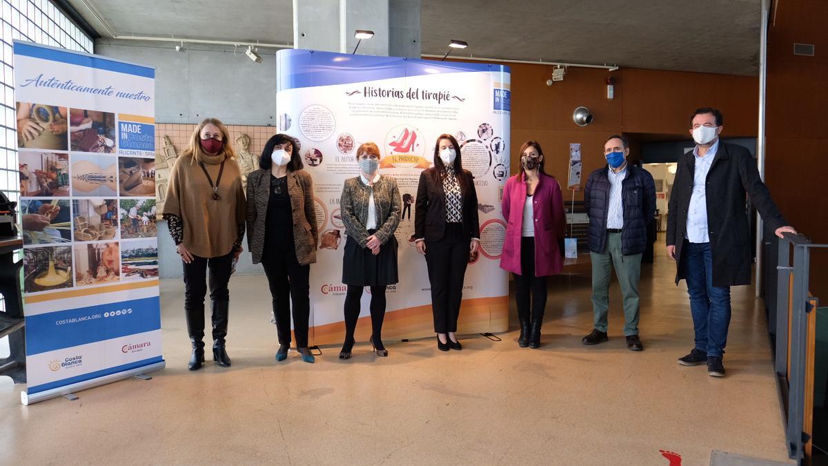 El acto de presentación en el Museo del Calzado de Elda con los técnicos, los creativos y las concejalas.