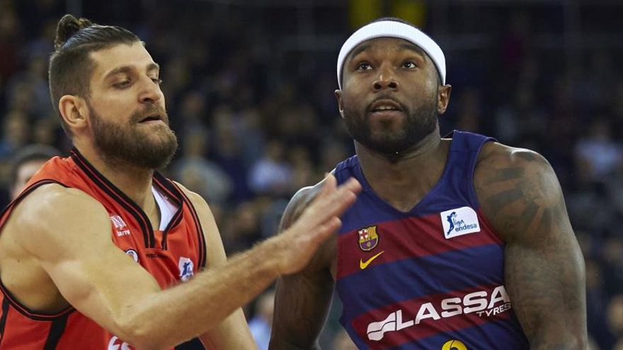 Tyrese Rice ante el escolta del Valencia Basket Antoine Diot.