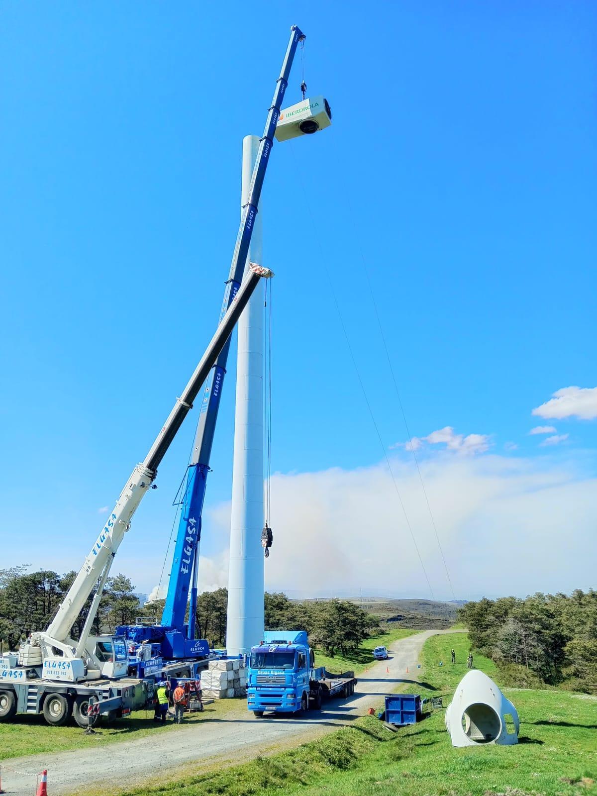 Tareas de desmantelamiento de los aerogeneradores antiguos del parque eólico Muras de Iberdrola.