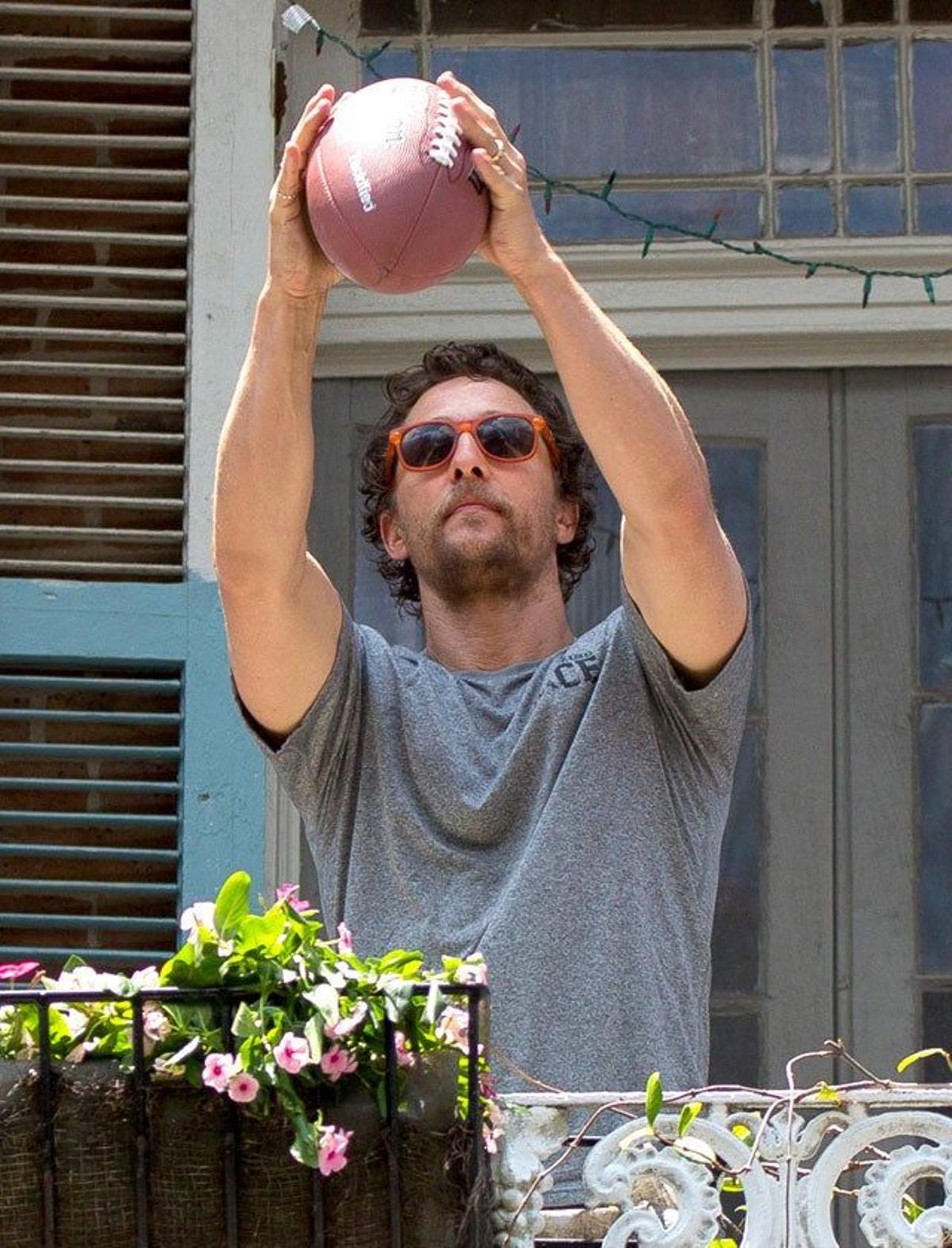 Matthew McConaughey atrapa el balón de fútbol americano