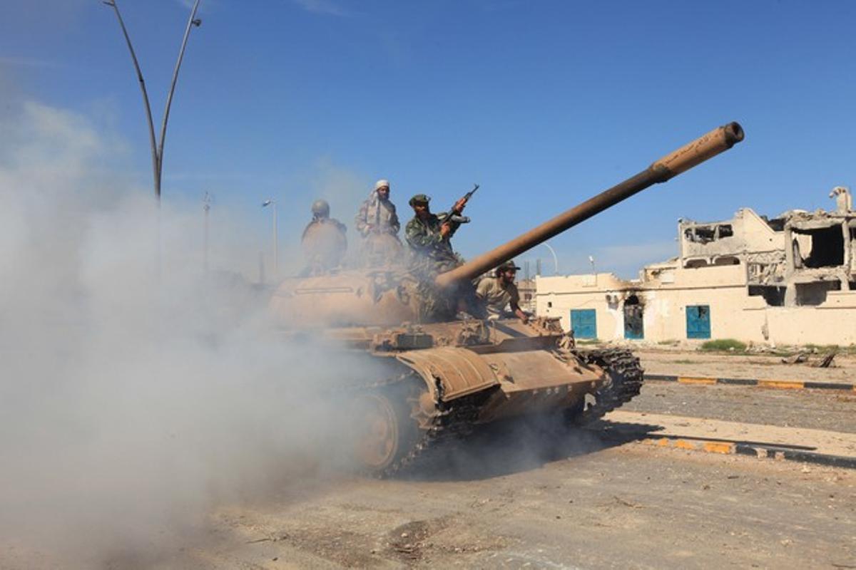 Un blindat s’endinsa en la ciutat de Sirte, on els últims focus de resistència han estat sufocats.