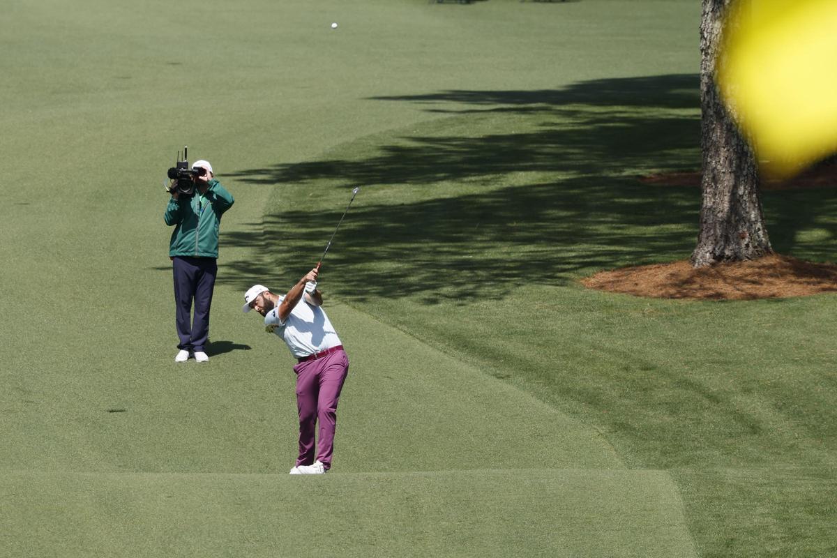 Rahm ejecuta un golpe desde la calle en la tercera ronda del Masters