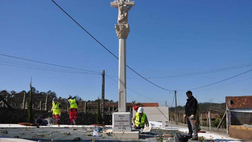 Varios obreros durante la instalación del cruceiro. // FdV