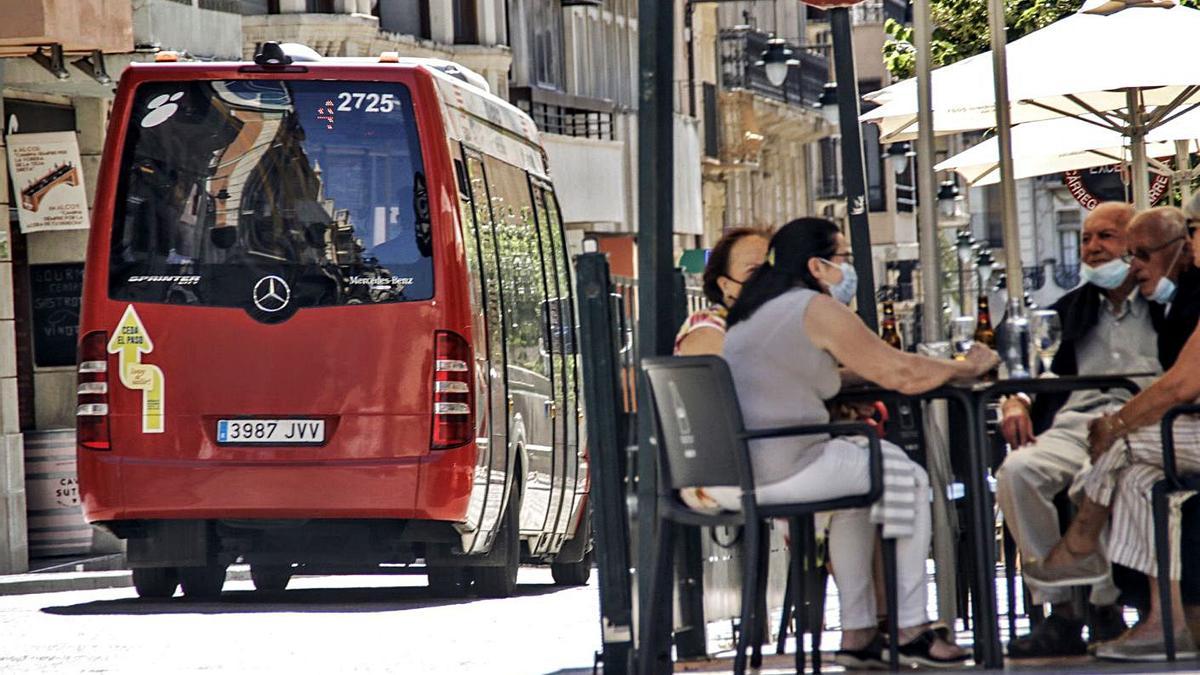 Un microbús por la calle San Lorenzo a primera hora de la tarde de ayer. | JUANI RUZ