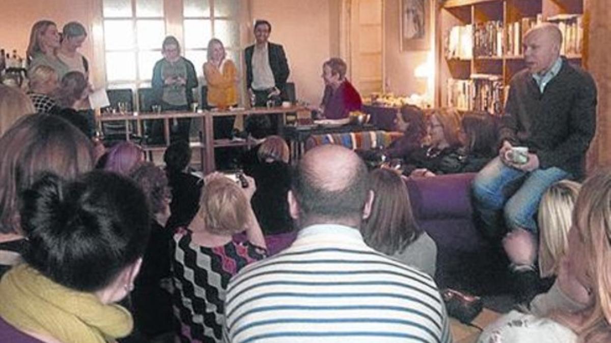 Una diputada finlandesa (de amarillo), de debate en una casa particular.