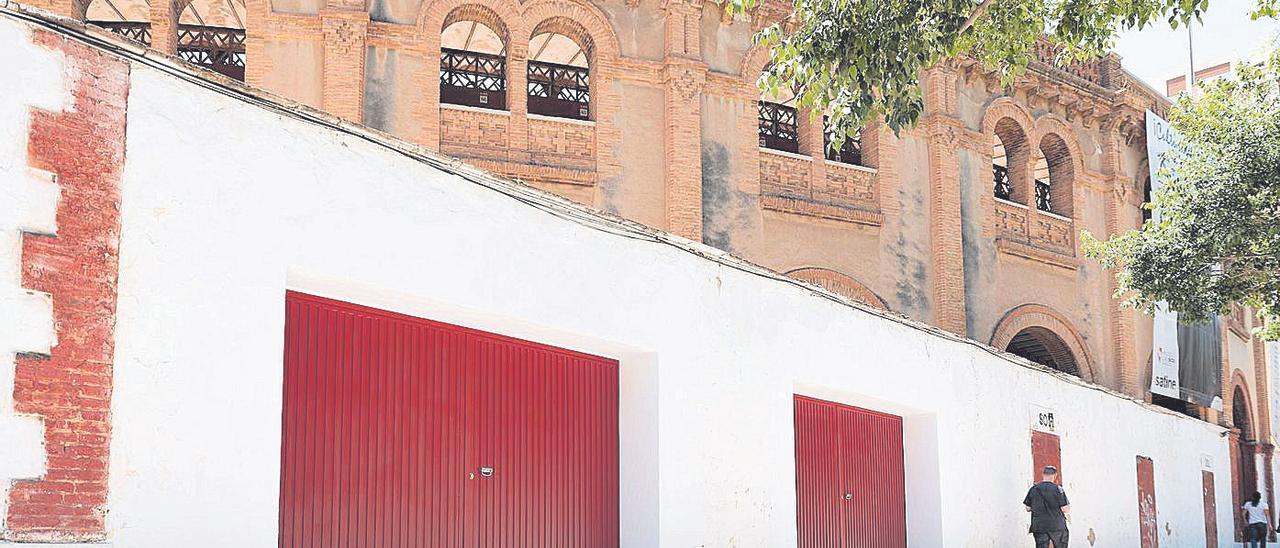 Estas son las dos nuevas puertas que se han habilitado, mucho más amplias, para mejorar el acceso a la zona de sol y la evacuación del público al salir de los diferentes espectáculos.