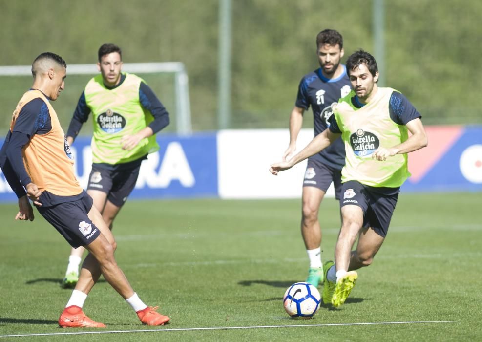 El centrocampista trabaja con normalidad en la sesión en Abegondo con la que la plantilla empieza a preparar el encuentro ante el conjunto andaluz.