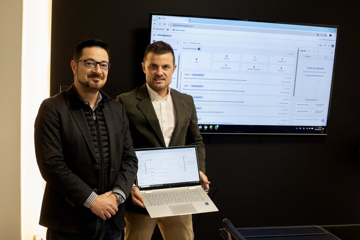Jorge Navarro, director general de Alia Consultores, y Luis Pérez, CEO de Rasmia, en su sede en Zaragoza.