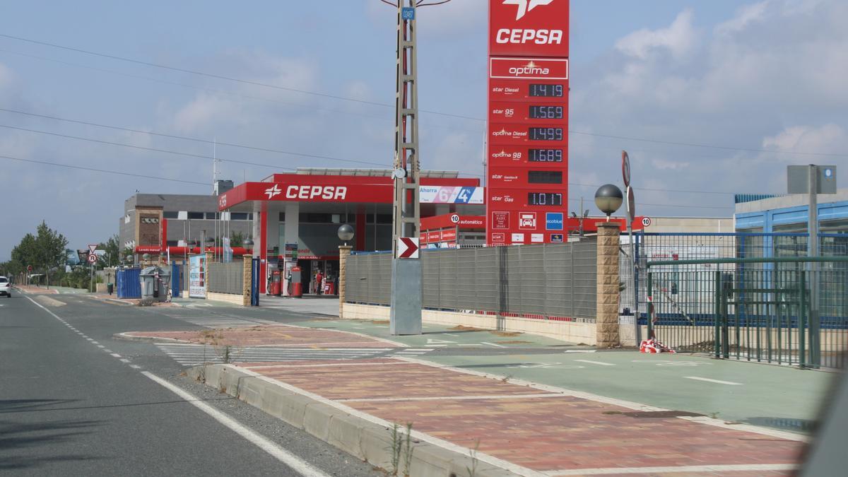 Gasolijnera de la Ronda Sur, entre la rotonda del barrio de San Fernando y la de la autovía con Águilas, a pocos metros del cuartel de la Policía Local.