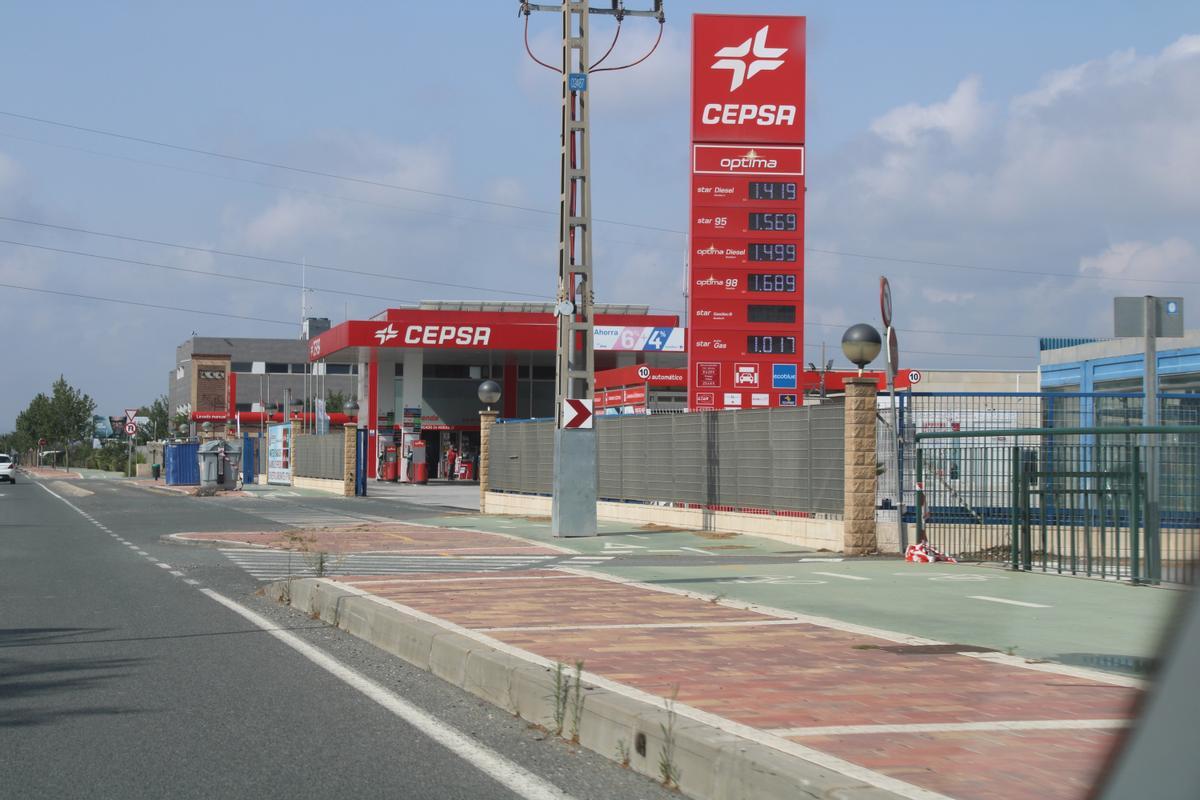 Gasolijnera de la Ronda Sur, entre la rotonda del barrio de San Fernando y la de la autovía con Águilas, a pocos metros del cuartel de la Policía Local.