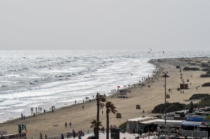 El viento y la calima siguen el jueves en Canarias y cierran Playa del Inglés por mala mar