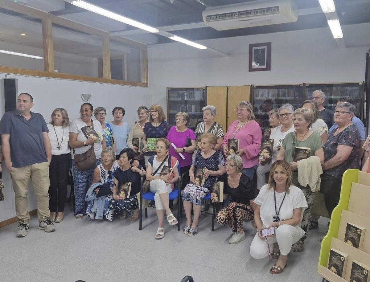 El actor y escritor Pablo Rivero visitó la biblioteca y compartió su experiencia con los vecinos de Pradilla de Ebro. | SERVICIO ESPECIAL
